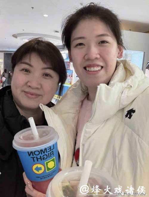 李盈莹返回天津！妈妈陪伴康复，戴眼镜显呆萌，追剧享受美食